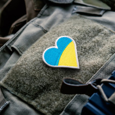 Шеврон на липучці прапор України 6х6,5 см у формі серця, вишитий патч нашивка