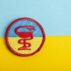 Шеврон на липучці медичний 5х5 см жовто блакитний вишитий патч нашивка медика