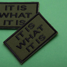 Набір шевронів 2 шт. з липучкою It is what it is 5х8 см хакі, вишитий патч нашивка шеврон тактичний