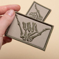 Набір шевронів 2 шт. з липучкою Скелет рука, Hand Shaka 5х8 см беж, вишитий патч шеврон, нашивка, липучка, рука